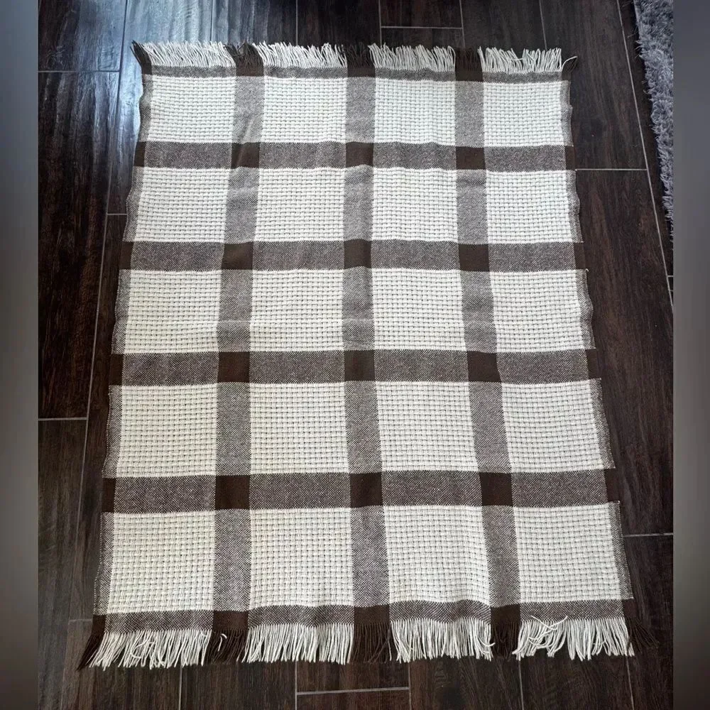 FARIBO Brown and Cream Plaid Throw Blanket EUC
